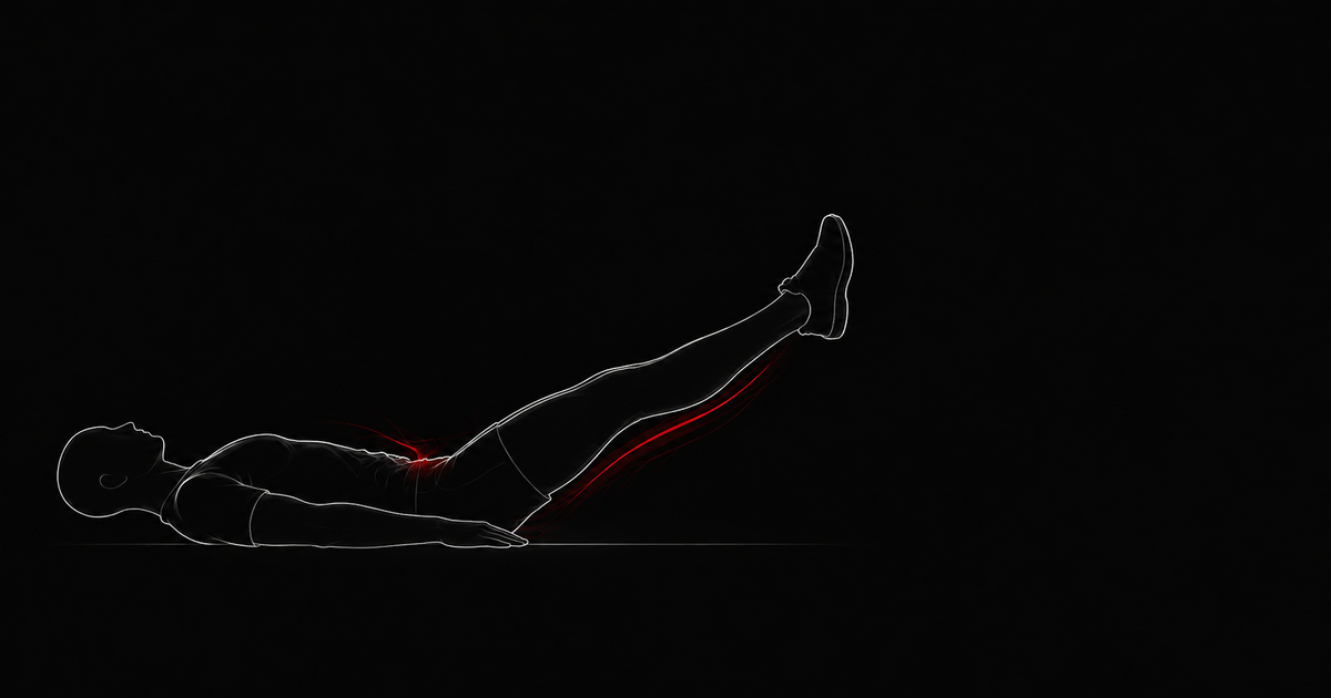 レッグレイズで下腹部を鍛える人物のシルエット