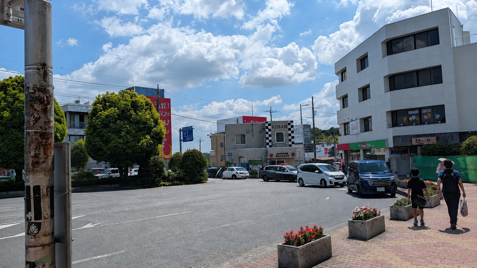 東浦和駅の出口を出て交番方面へ