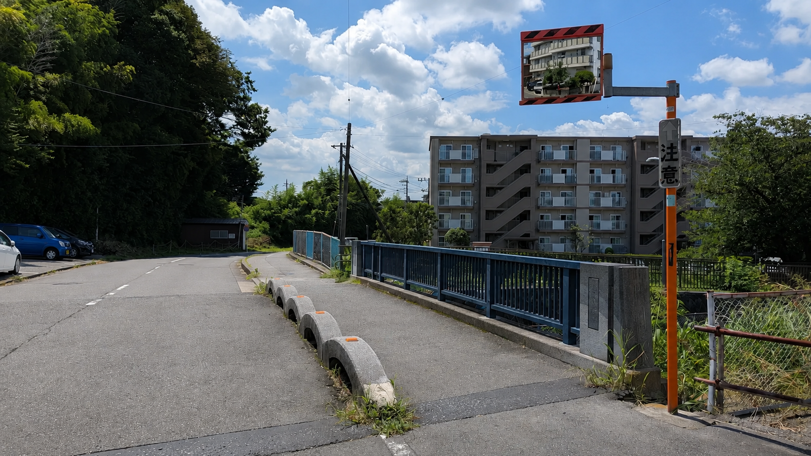 団地を見ながら道なりに進む