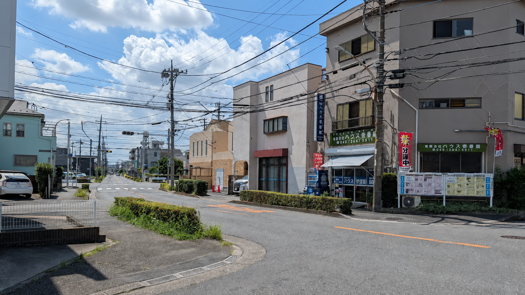 大きい道路に出て左へ