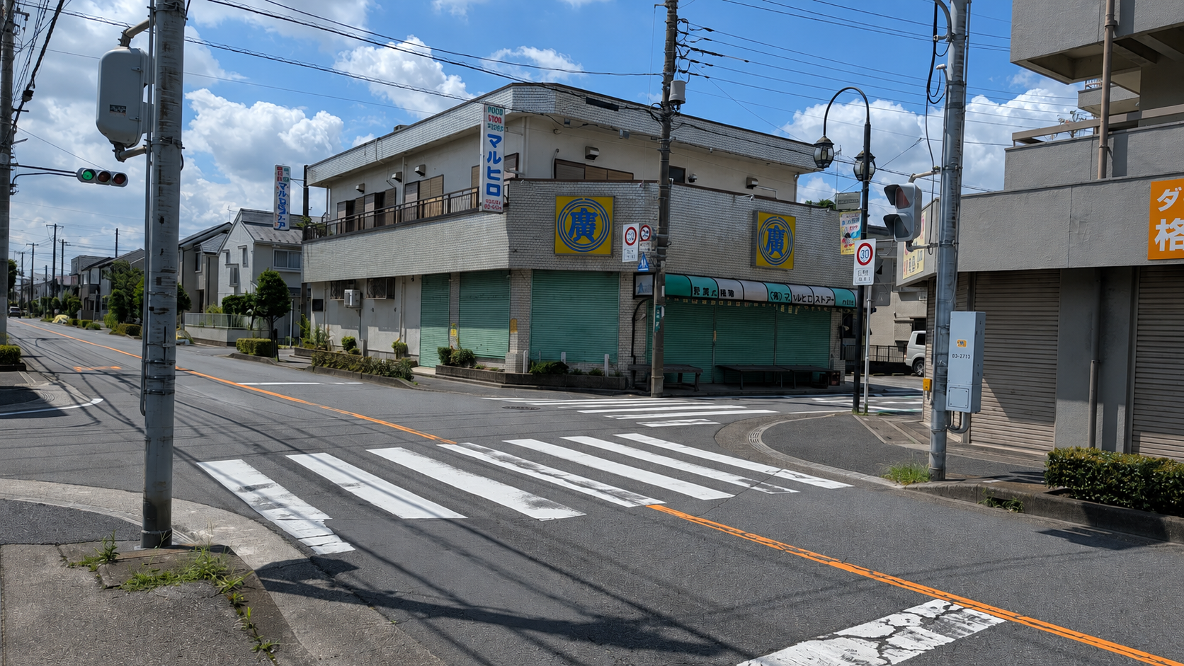 マルヒロストアの角を右折